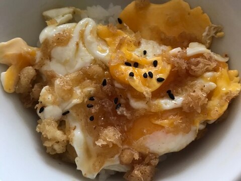 ニンニク風味天かす卵のめんつゆ丼